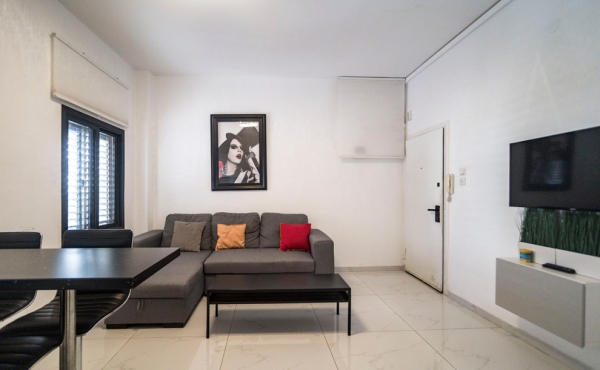 Frishman beach Mapu st. 2-Room Apartment For Sale in Tel Aviv
