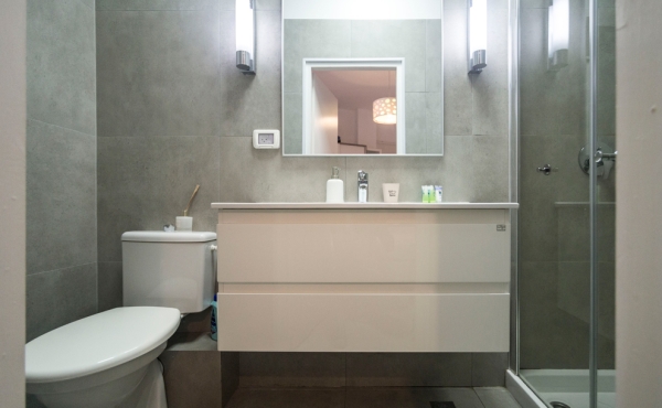 Frishman beach Mapu st. 2-Room Apartment For Sale in Tel Aviv