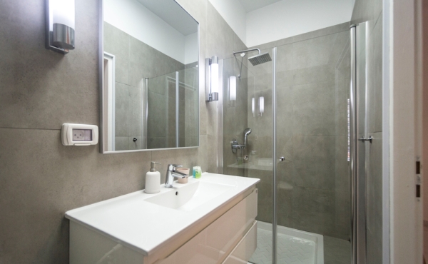 Frishman beach Mapu st. 2-Room Apartment For Sale in Tel Aviv